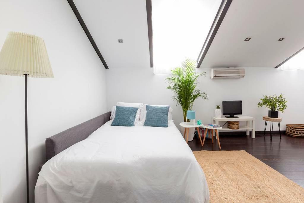 Modern Top Floor Loft At Malasana'S Heart Мадрид Экстерьер фото